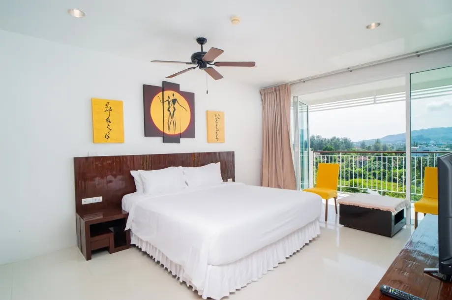 Spacious three-bedroom three-bathroom condo with an ocean view in Surin 3