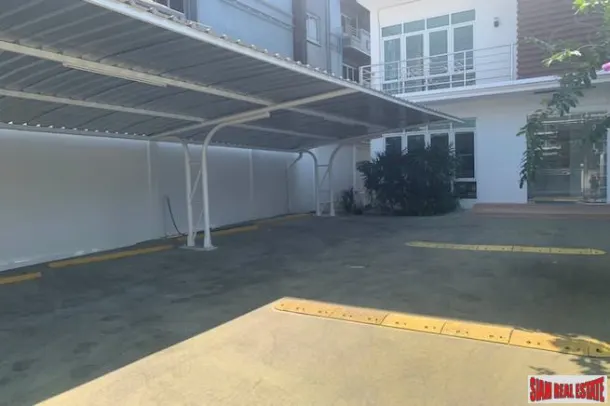 Four Storey Five Bedroom House for Sale with Lots of Parking in Ekkamai 3
