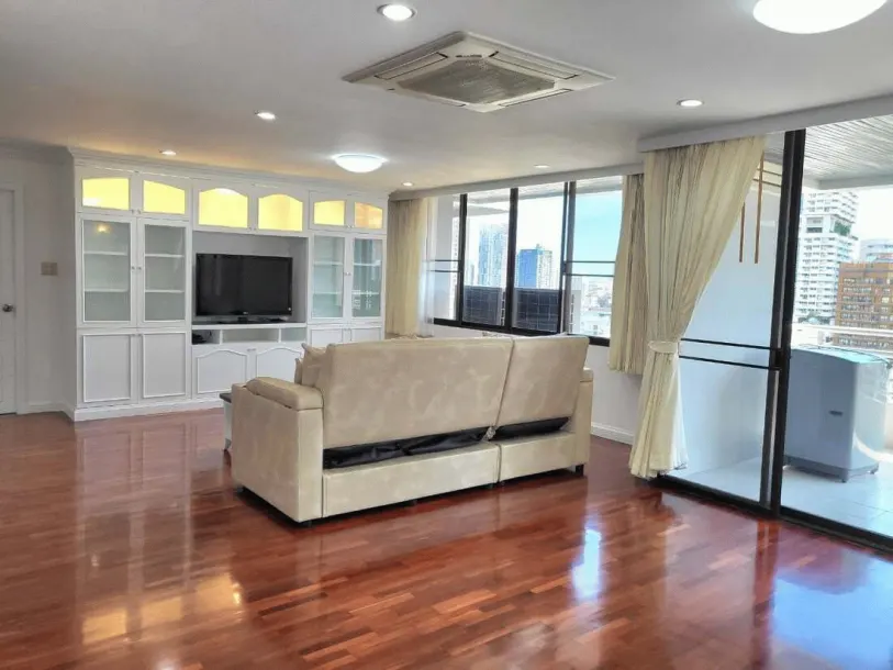 Academia Grand Tower - Extra Large Three Bedroom Condo for Rent in Phrom Phong - Good Value for the Price! 2