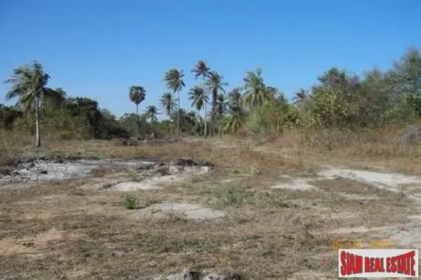 A plot of land for sale close to Hua Hin town center. 2