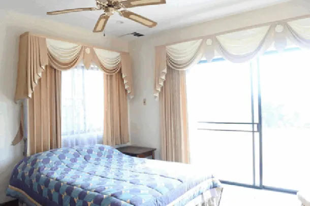Large 5 bedroom house at a beautiful development for sale- East Pattaya 2