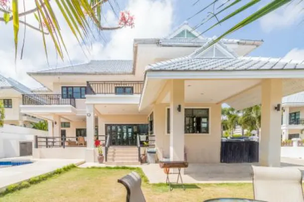 GRAND HILL: Well Maintained Great 2 Storey 5 Bed Villa 4