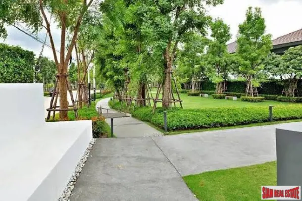 Setthasiri Krungthep Kreetha - Spacious 2-Bed House with Modern Amenities, Perfectly Located in Hua Mak 4