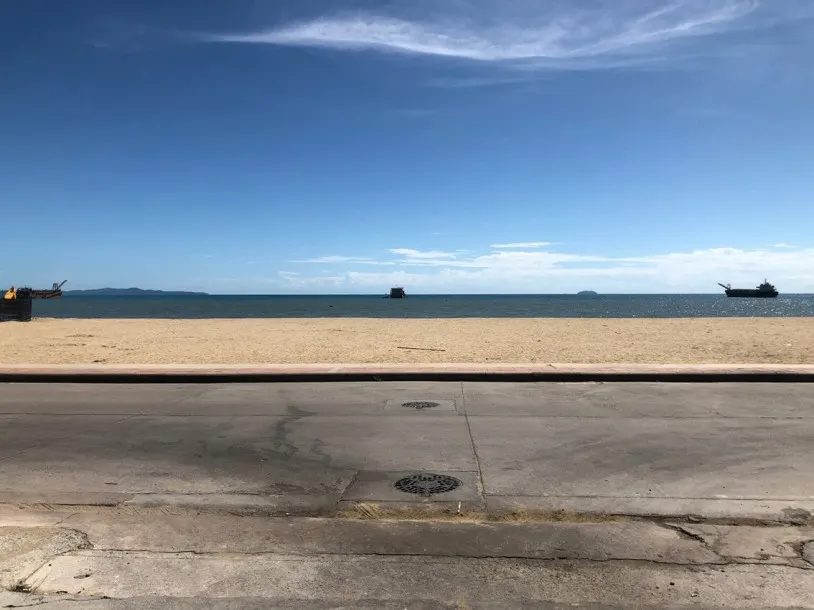 Beach Front Jom-Tien 3 storeys building and 3 Rai land for Rent 4