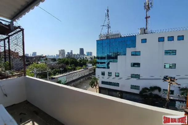 Four Bedroom House Ready for Renovation in Phra Khanong 3