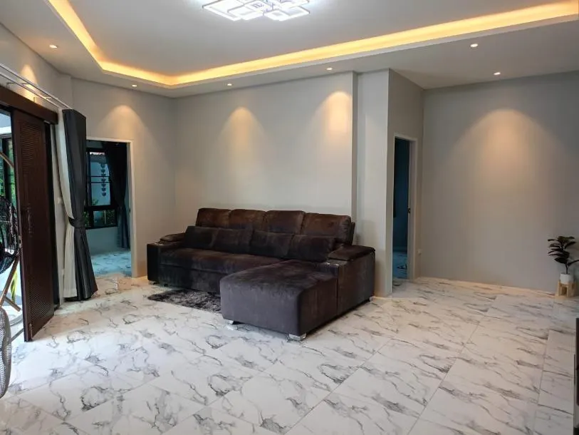 Modern 3-Bedroom Villa with Large Garden in Pasak - Perfect for Families 2