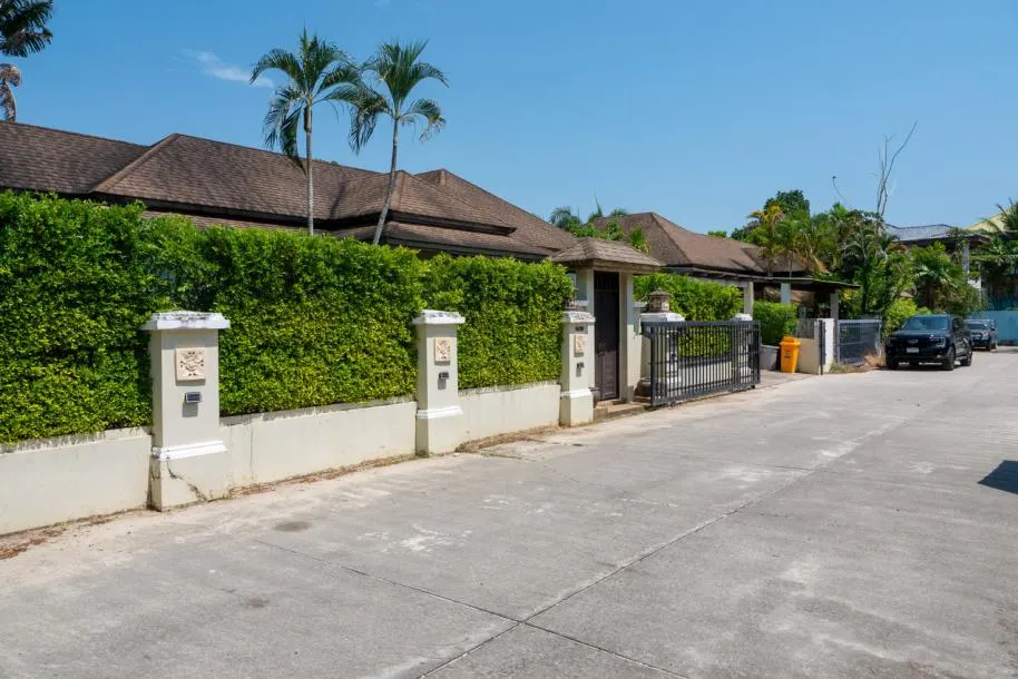 Pool Villa with Three Bedrooms and Garden For Sale in Rawai Saiyuan 10 mins to beaches and schools 4