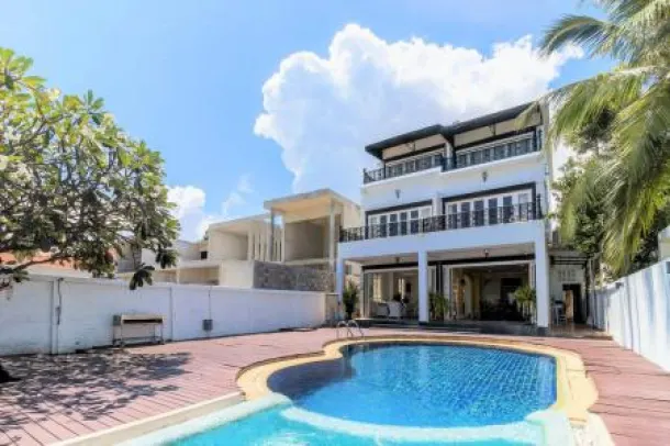 6-bed Villa for sale in South Hua Hin (Soi 88-112) — 6-bedroom villa · South Hua Hin (Soi 88-112)