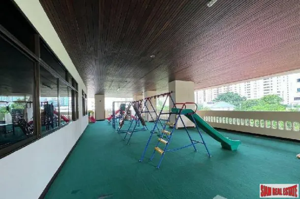 Pets friendly builing with Lagre 270 sqm. and 3 Bedrooms, 3 Bathrooms for rental in Asoke area.Bangkok. 4
