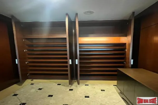 Royal Residence Park - Amazing 3 Bed Condo for Rent in Phloen Chit 4