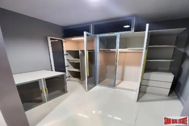 Ideo Sathon-Taksin Condominium - 2 Bedrooms and 2 Bathrooms Condominium for Rent in Krung Thon Buri Area of Bangkok 3