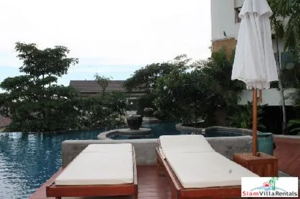 Luxurious Condominium in the Centre of Hua Hins Golfing District. 4
