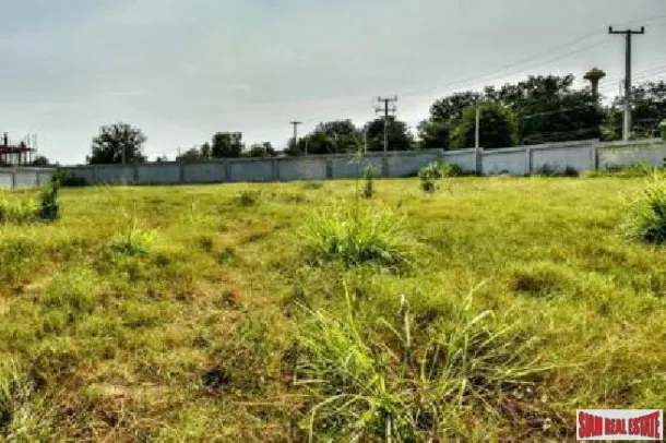 Great Land Plot at the end of a row of large Luxury Homes with lovely Westerly Views 4