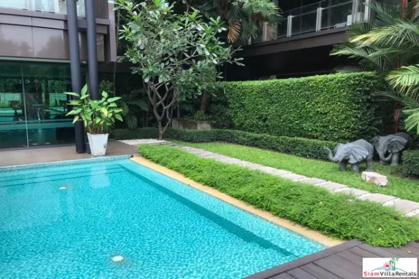 The Grand Villa - Stylish Extra Large Two Bedroom within Walking Distance to BTS Ekkamai 3