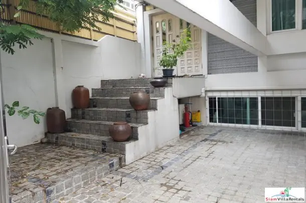Family-Style Townhouse with Five Bedrooms in the Center of the City, Phrom Phong 4