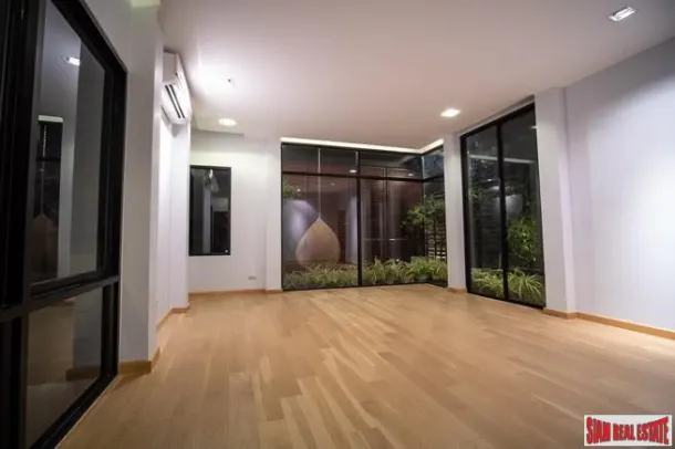 Detached House 3-Storey with Swimming Pool - Good for Office or Residence in Phrakanong. 2