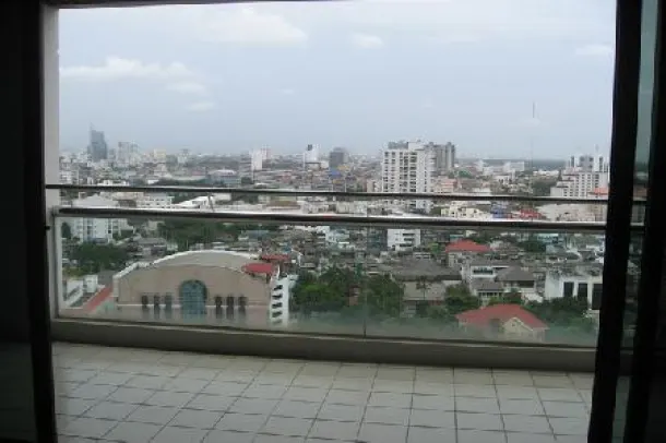 The Natural Place Suite - Two Bedroom Two Bathroom, with Large Master Bedroom on 20th Floor in Lumphini Sathorn Silom 4