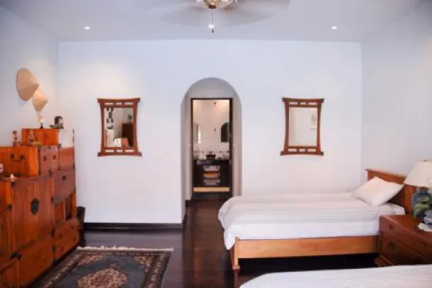 WHITE LOTUS 2 : IMMACULATE 5 BED POOL VILLA NEAR TOWN AND BEACHES 4