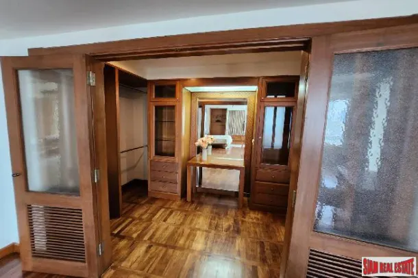 Service Apartment - Spacious 2-Bedroom Condo with Beautiful Views, Chong Nonsi 3