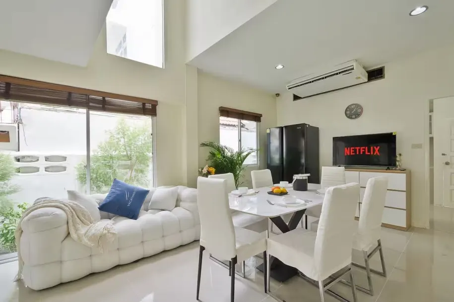 Beautiful Five Bedrooms + Maid room Home with Tropical Garden for Rent in Phormphong, Bangkok 2