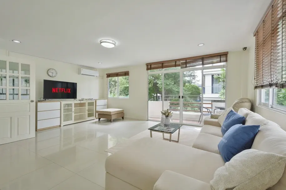 Beautiful Five Bedrooms + Maid room Home with Tropical Garden for Rent in Phormphong, Bangkok 3