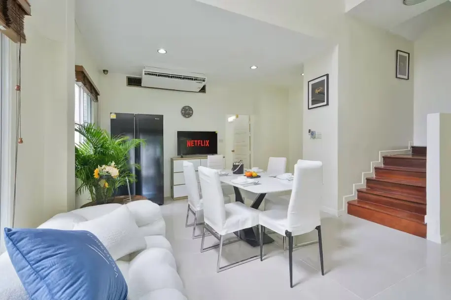 Beautiful Five Bedrooms + Maid room Home with Tropical Garden for Rent in Phormphong, Bangkok 4
