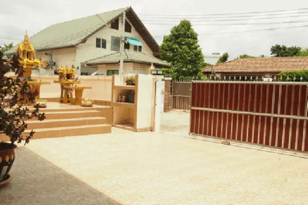 Large 4 bedroom house opposite mapprachan lake for sale -East pattaya 4