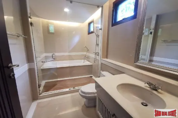 Detached House 4 bedrooms, 5 bathrooms, secured compound, closed to Asoke intersection, BTS and subway! 4