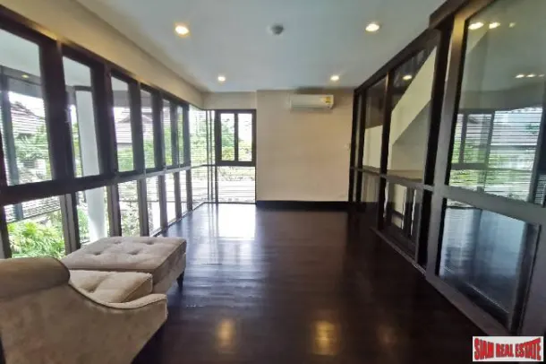 Detached House 4 bedrooms, 5 bathrooms, secured compound, closed to Asoke intersection, BTS and subway! 3