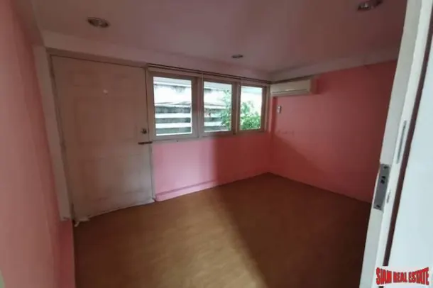 Two Bedroom Pet Friendly House for Rent with Nice Yard and Close to BTS Ekkamai 4