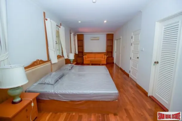 Lakeside Villa 1 - Pet friendly Three Bedroom and Half bed and Bathroom Resort at home right by the Lake with hight tree, Bang Na. 4