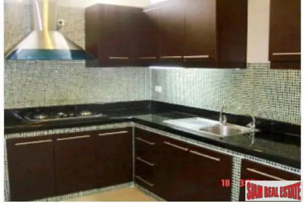 Five Store Large Townhouse for Rent in the On-nut Area, Bangkok 3