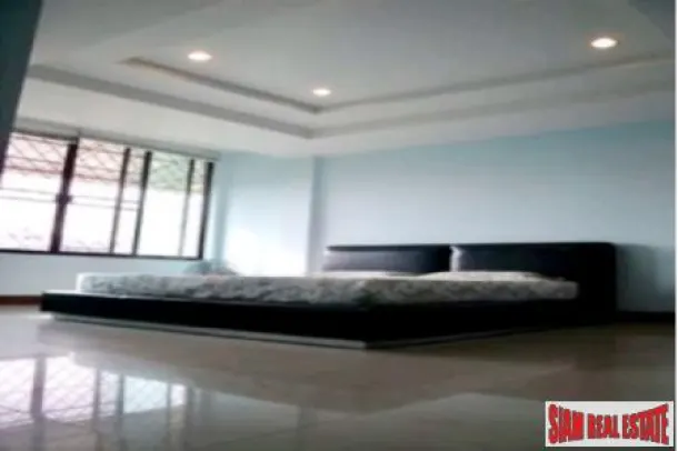 Five Store Large Townhouse for Rent in the On-nut Area, Bangkok 4