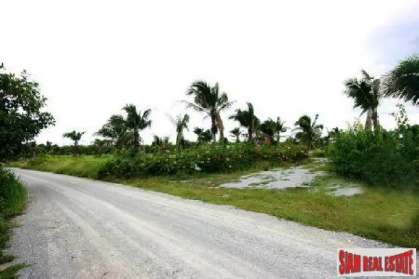 Land with mountain view for sale close to Hua Hin Town Center. 2