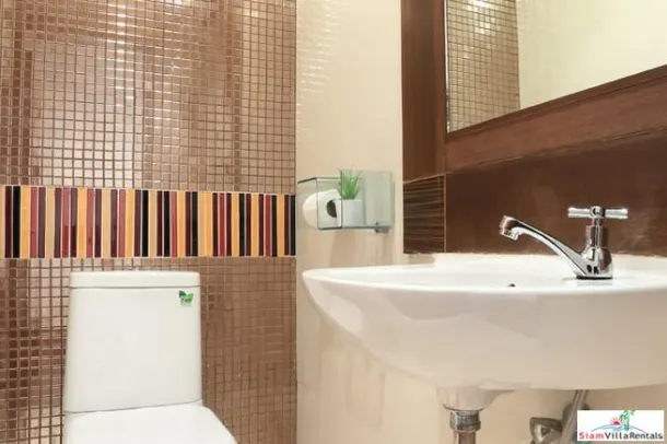 Convenient and Comfortable Two Bedroom Condo for Rent with Lots of Wood Accents in Lumphini 4