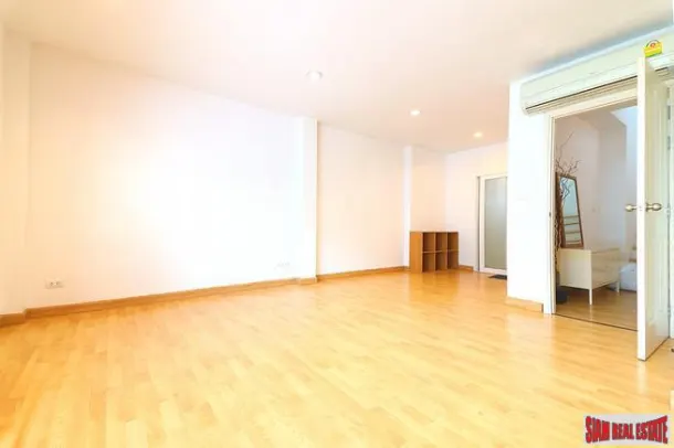 Baan Klang Muang S-Sense - Three Bedroom Three Storey Corner Home Perfect for a Family in Khwaeng Wang Thonglang 3