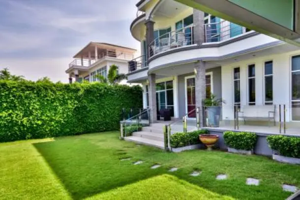 Luxury 3 Storey Pool Villa with Amazing Views of Black Mountain Golf Course 3