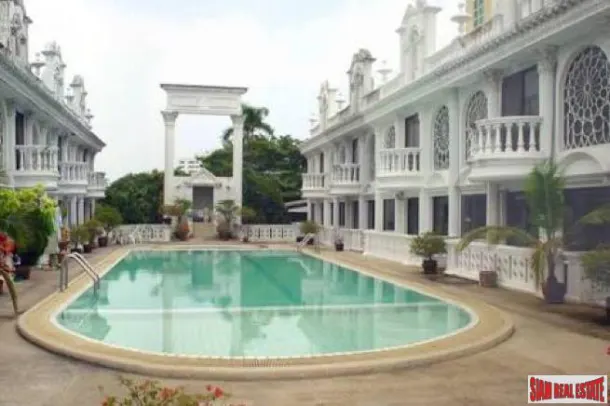 Leo Classic Place - Large Three Storey Family Townhouse on Sukhumvit 39 3