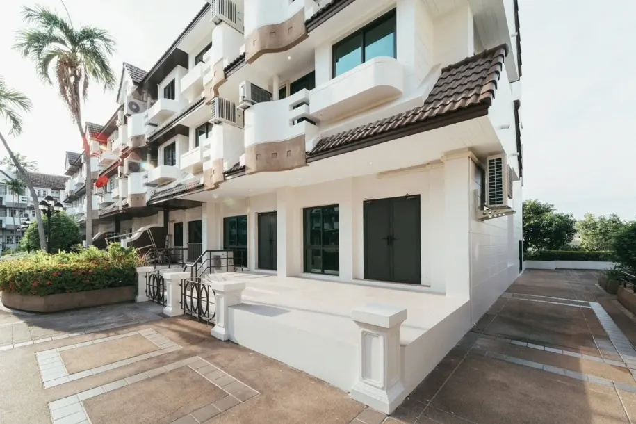 4-bed Townhouse for rent in Phra Khanong — 4-bedroom townhouse · Phra Khanong