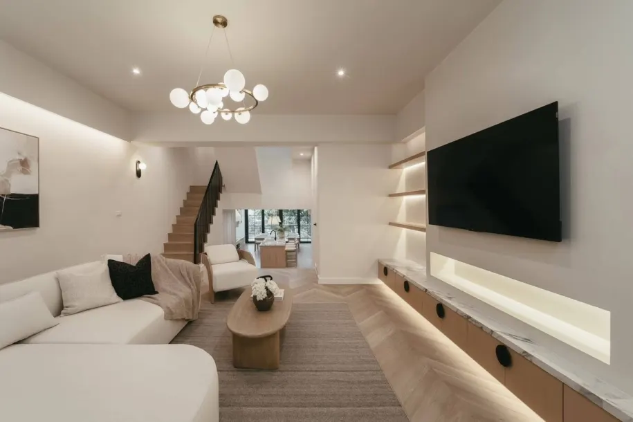 Townhouse for Rental - 5 Bedrooms and 6 Bathrooms in Phra Khanong Area of Bangkok 3