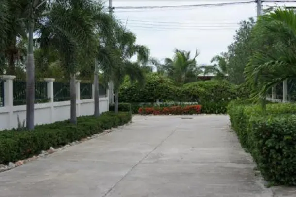 SIAM VILLAS 1 : Large 3 Bed Family Pool villa on a good sized plot 3