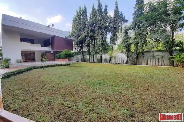 Single House with Private Swimming Pools and Five Bedrooms for Rent in Phrom Phong 3