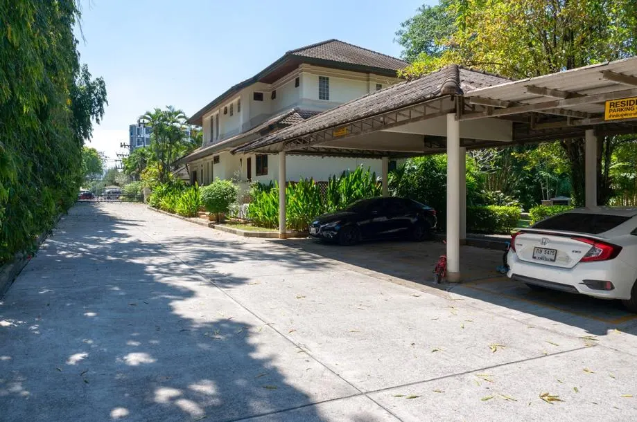 Lakeshore - 3 bed 3 bath Townhome with Large Shared Pool, 15 mins walk to Laguna beach 2