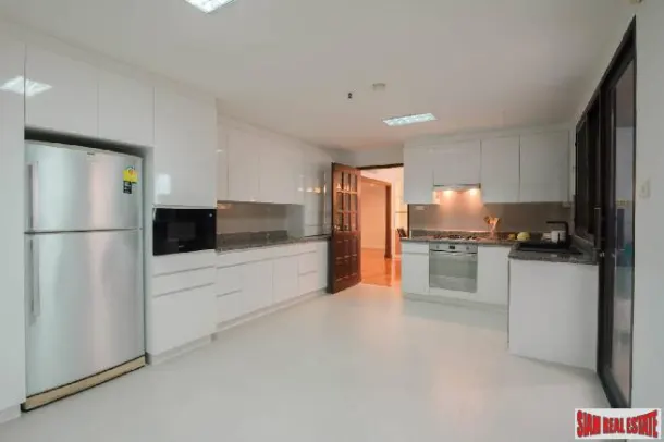 Renovated Largest Three Bedrooms Room Apartment for Rental in Asoke Area of Bangkok 3