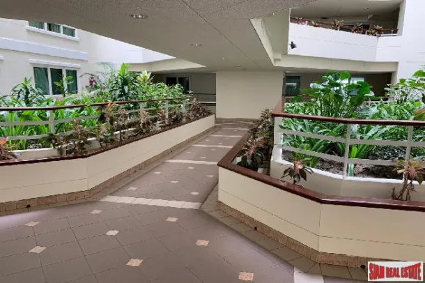 Lovely 2 Bedroom. Central but quiet. Baan Siri Sathorn 4
