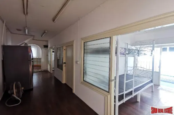 Standalone Pet Friendly 5 Bed 5 Bath House For Rent In Residential Neighborhood in Phra Khanong Area Of Bangkok 3