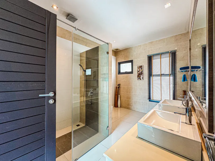 Modern 4-Bedroom Private Sanctuary: High-End Living in Rawai 3