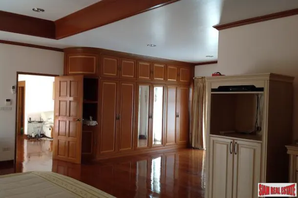 Kritsadanakorn 25 - Four Bedroom Golf Course Villa for Sale in the Thanont Golf View and Sports Club 4