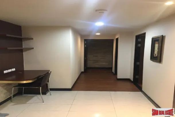 Avenue 61 Condominium - 2 Bedrooms and Spacious Living, Prime Ekkamai Location 4