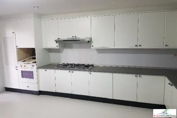 Charan Tower - Extra Large Three Bedroom with Built in Wood Furniture on Sukhumvit 43 2